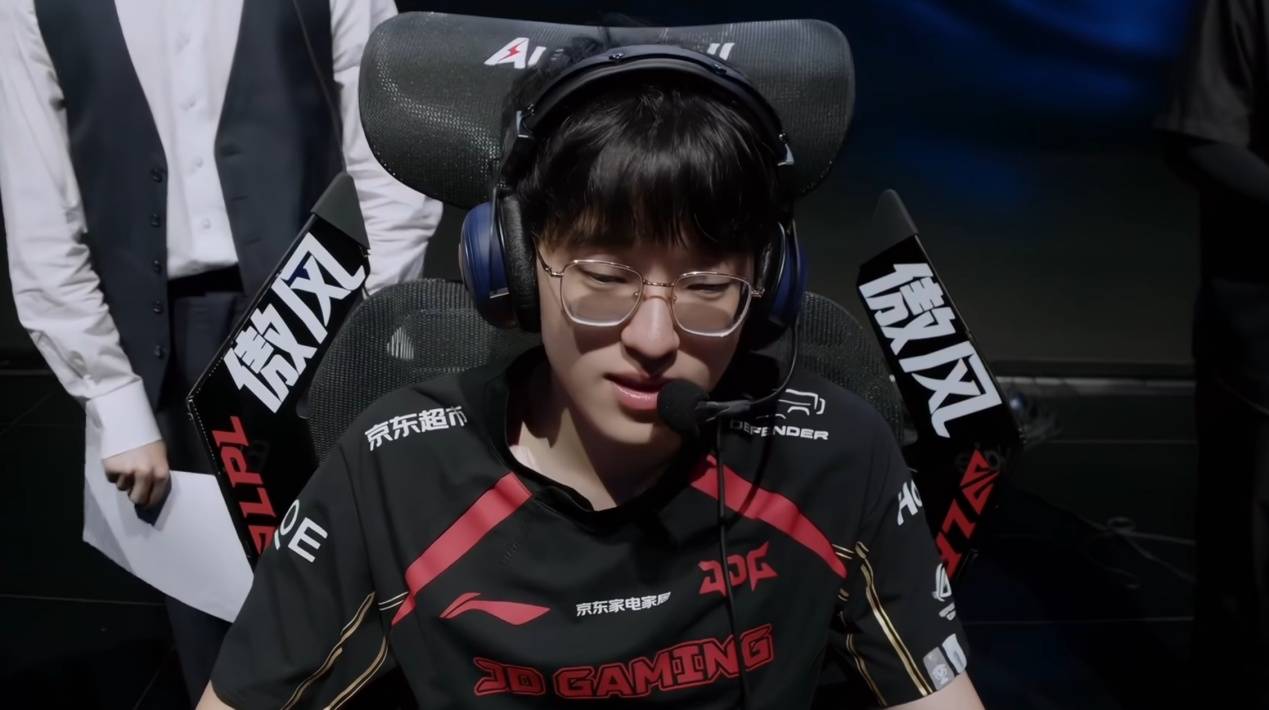 LPL冠军中单惨败,观众大喊假赛!JDG老板沦为小丑,厂长也尽力了