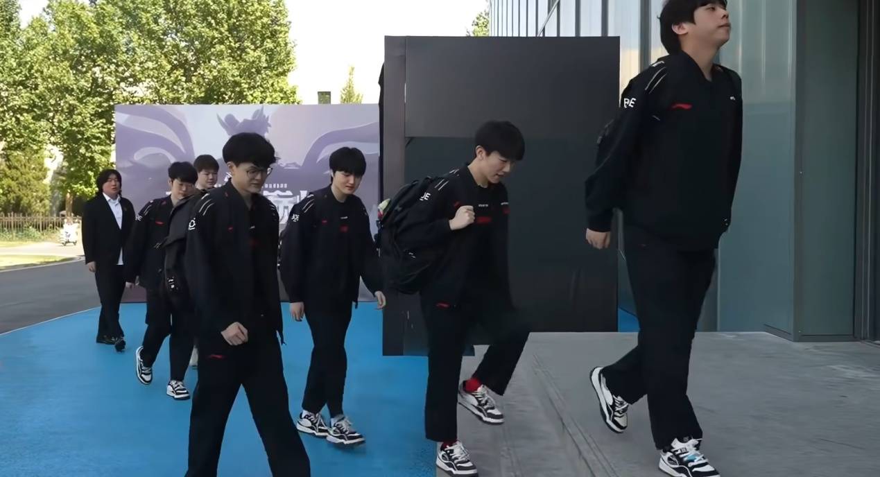 LPL冠军中单惨败,观众大喊假赛!JDG老板沦为小丑,厂长也尽力了